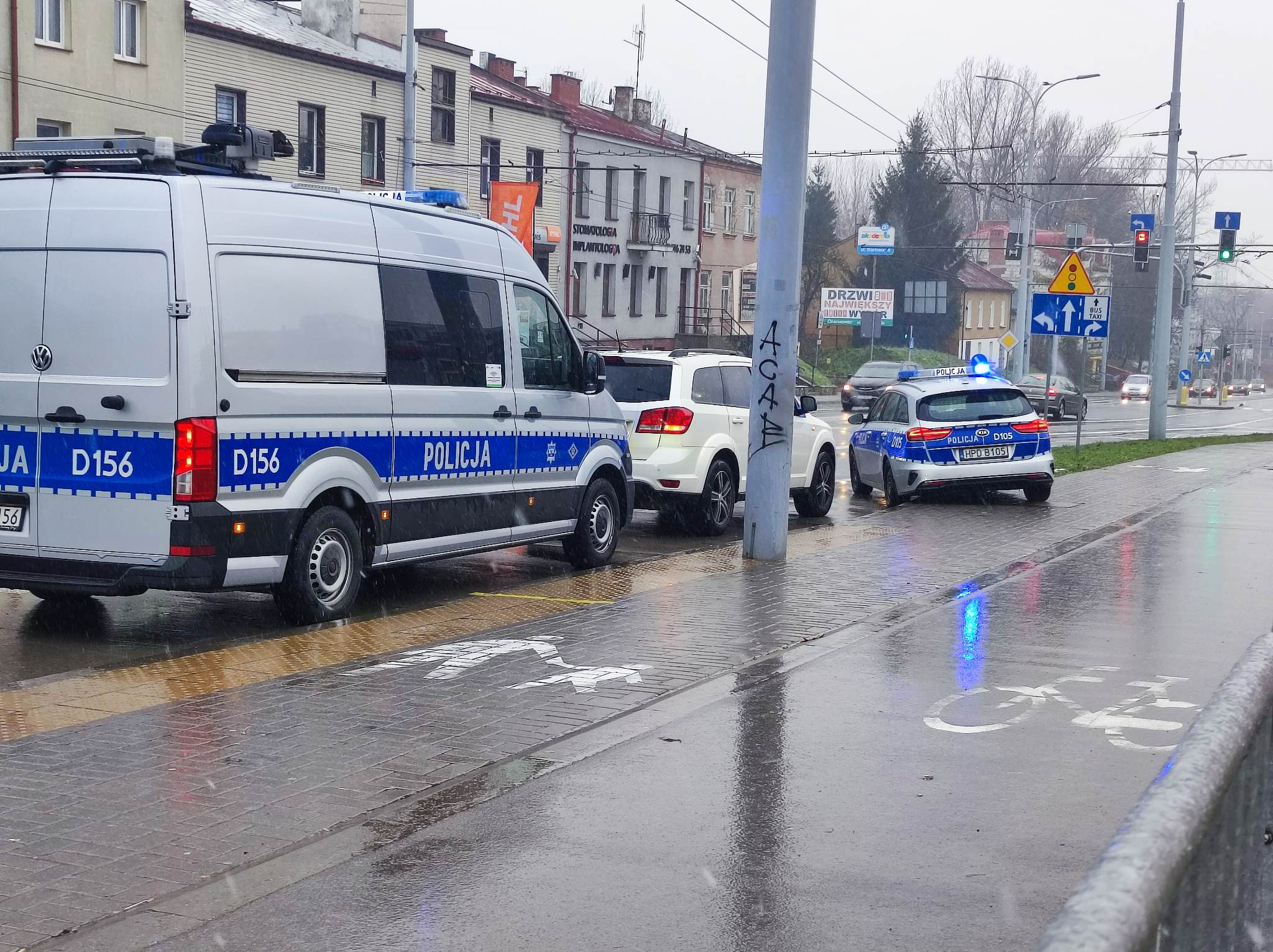 Przejechała po stopie pieszej, kobieta trafiła do szpitala (zdjęcia)