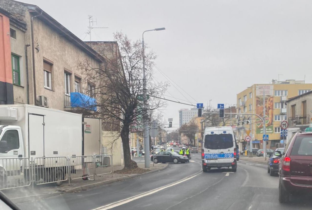 W trakcie policyjnego pościgu audi wypadło z jezdni i ścięło sygnalizator. Duże utrudnienia w ruchu na jednym ze skrzyżowań w Lublinie (zdjęcia)