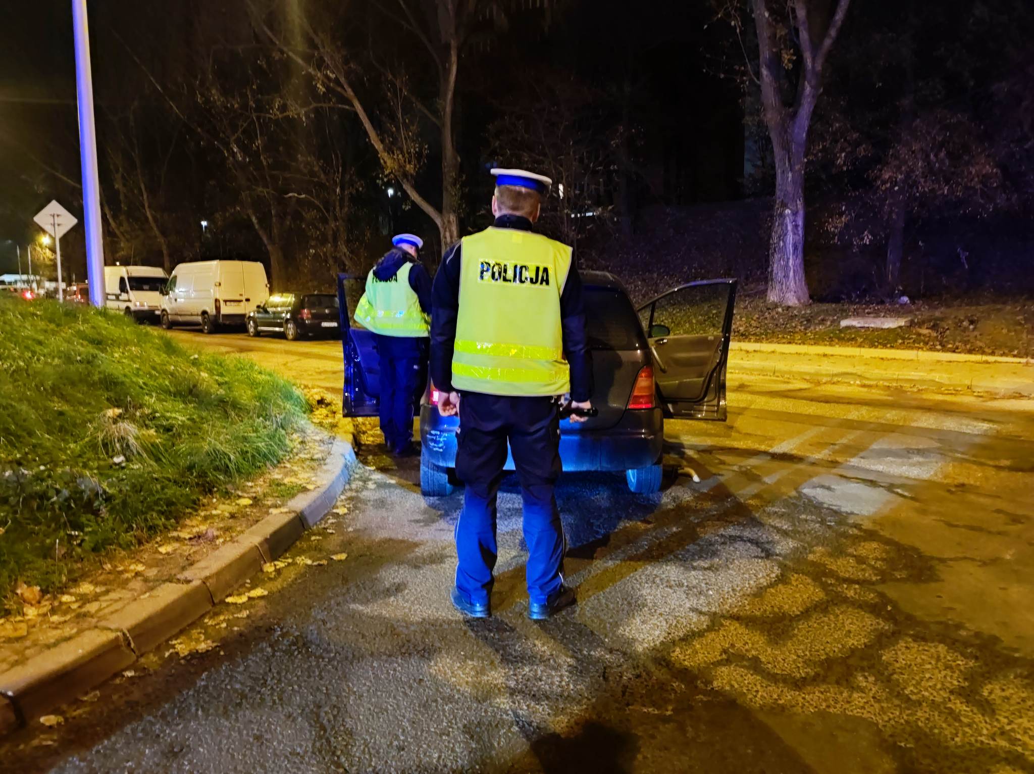 Wpadł w poślizg na rondzie przy Makro, uszkodził dwa pojazdy i uciekł. Porzucił też rozbite auto (zdjęcia)