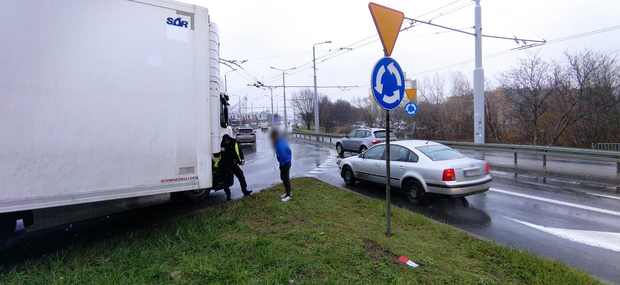 Na rondzie w Lublinie z ciągnika siodłowego odpięła się naczepa. Są duże utrudnienia w ruchu (zdjęcia)