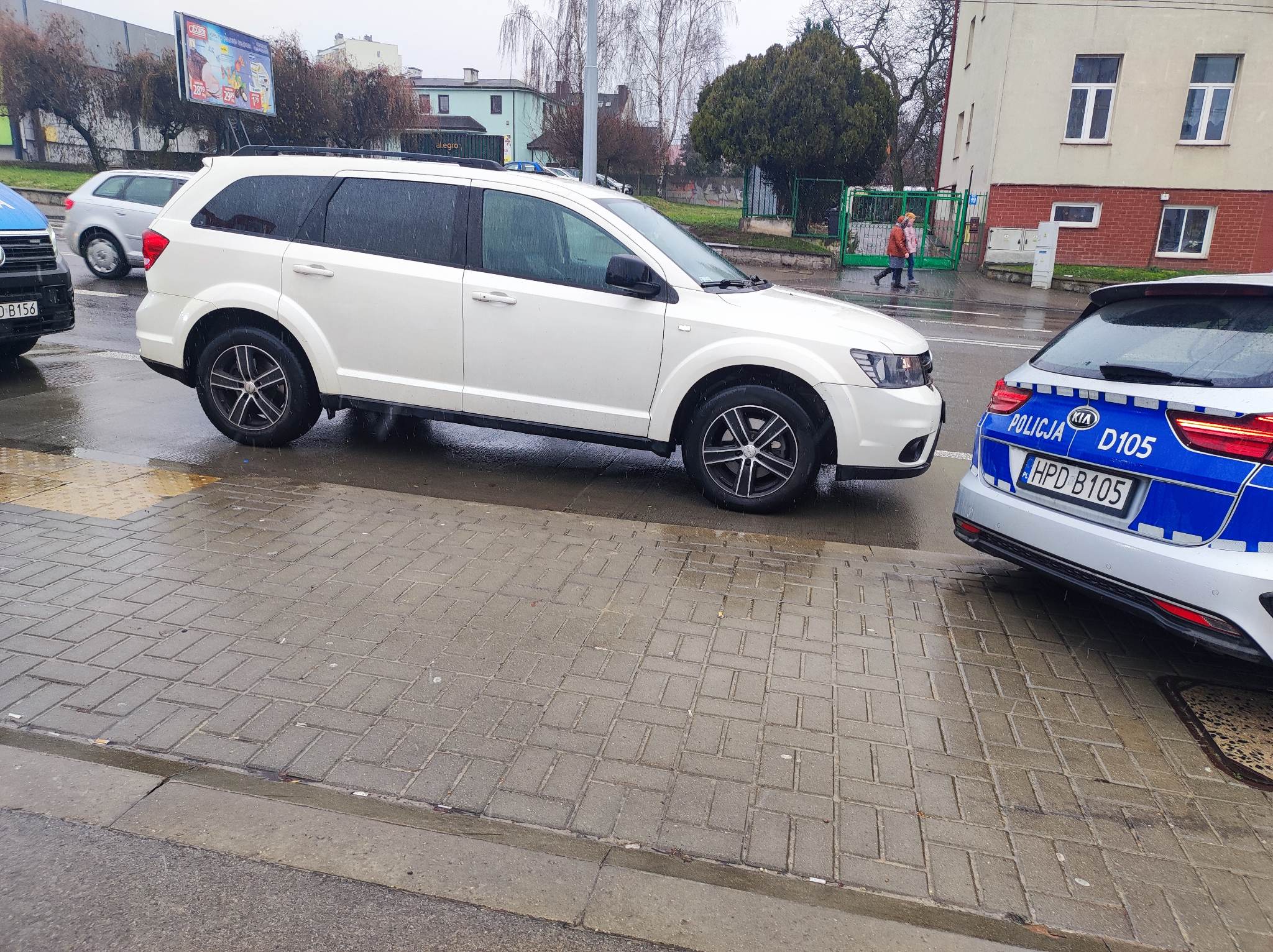 Przejechała po stopie pieszej, kobieta trafiła do szpitala (zdjęcia)