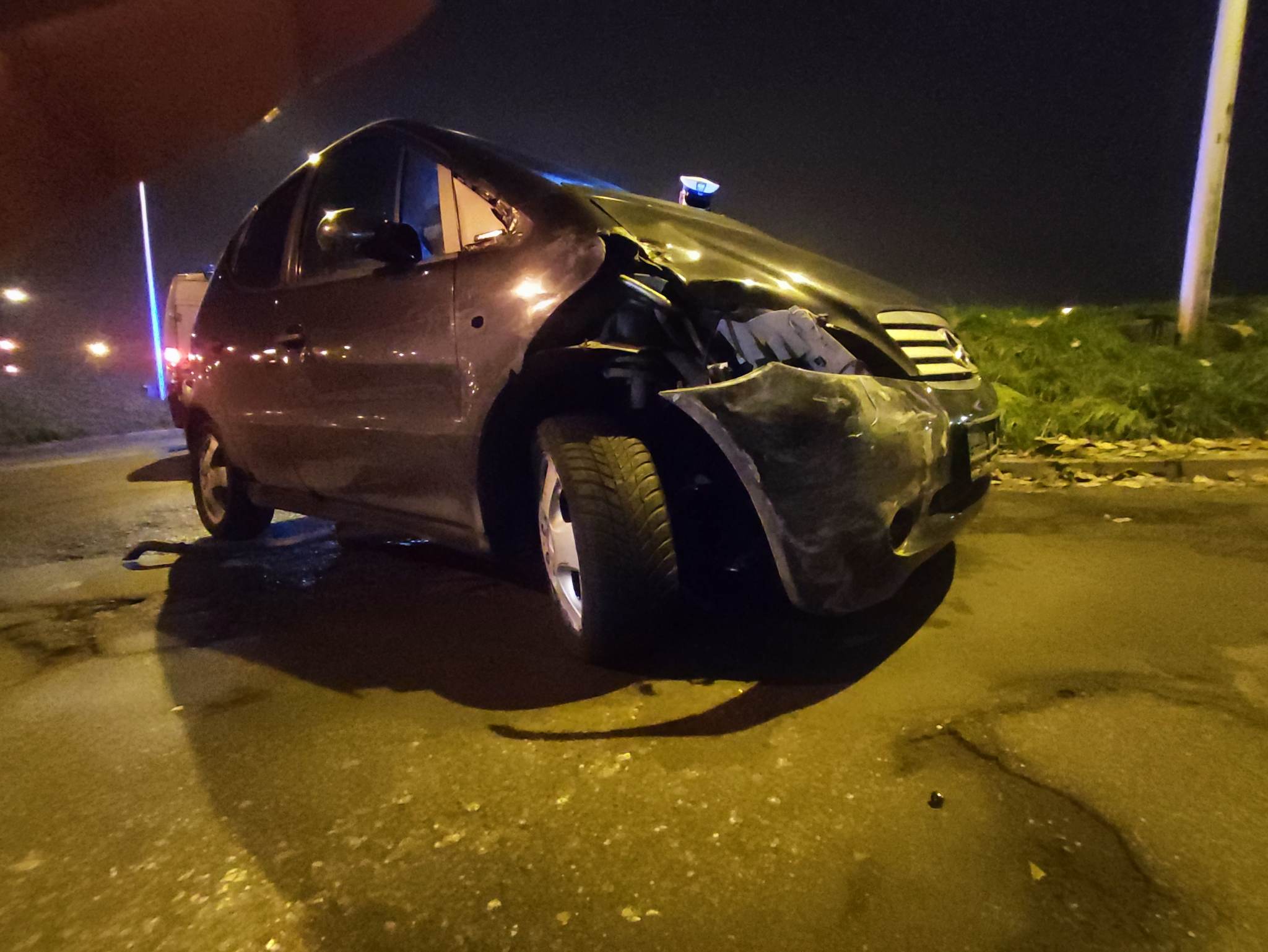 Wpadł w poślizg na rondzie przy Makro, uszkodził dwa pojazdy i uciekł. Porzucił też rozbite auto (zdjęcia)