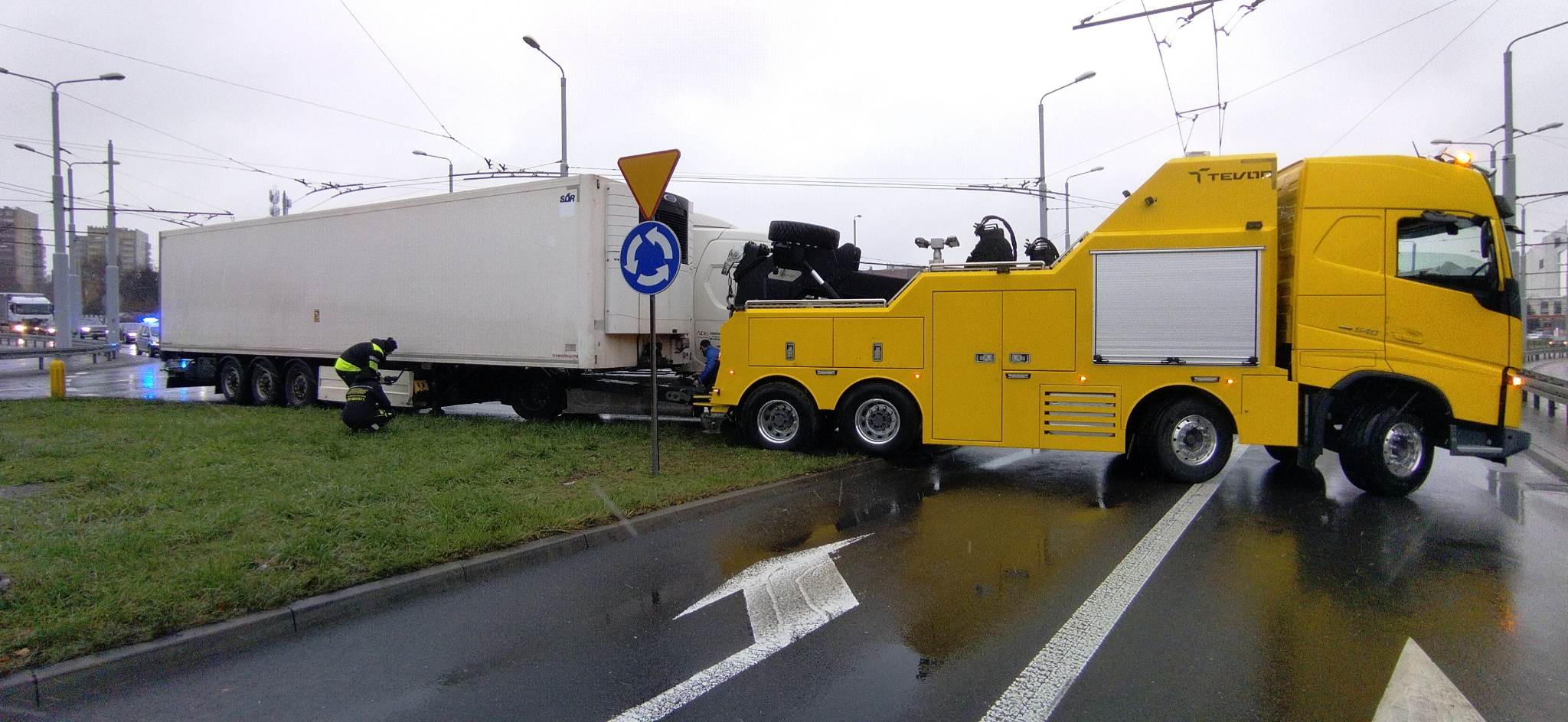 Na rondzie w Lublinie z ciągnika siodłowego odpięła się naczepa. Są duże utrudnienia w ruchu (zdjęcia)