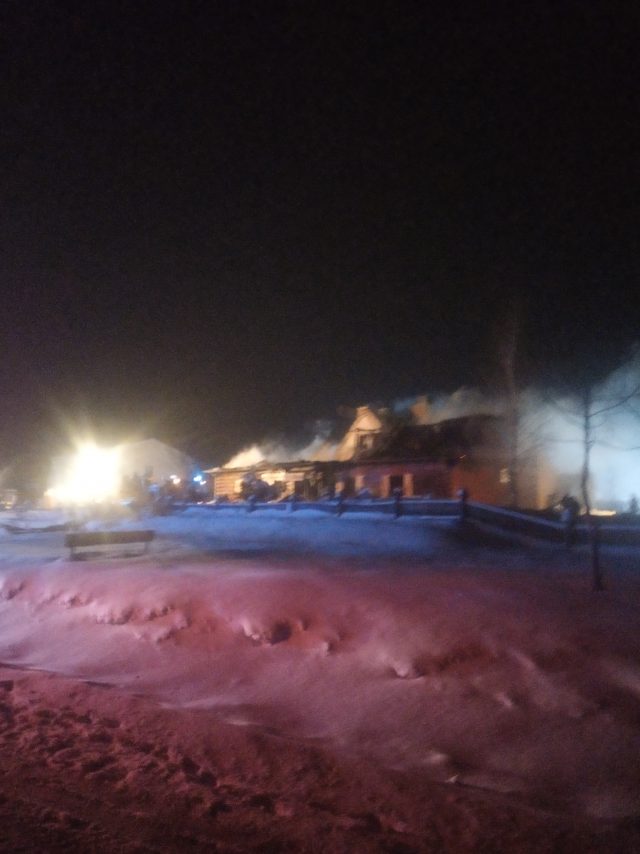 Nocny pożar karczmy Malinowa Spiżarnia. Z ogniem walczyło kilkudziesięciu strażaków (zdjęcia)