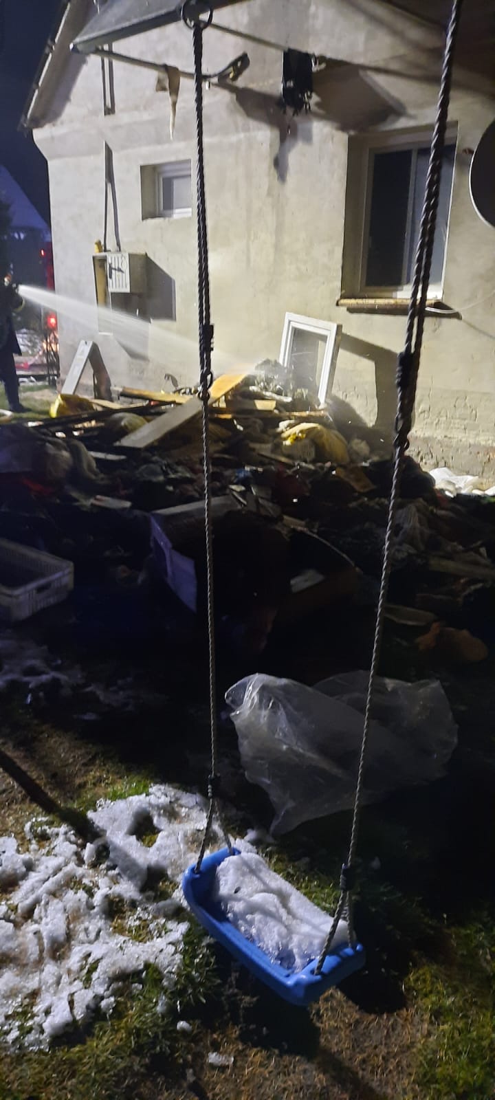 Ogień w kotłowni, gęste zadymienie w budynku. Z pożarem walczyło kilka zastępów strażaków (zdjęcia)
