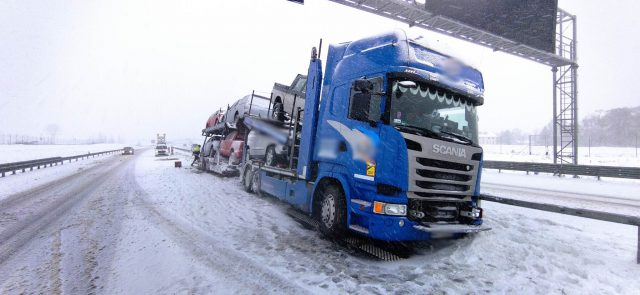 Na drodze S19 ciężarówka przewożąca samochody uderzyła w bariery energochłonne (zdjęcia)