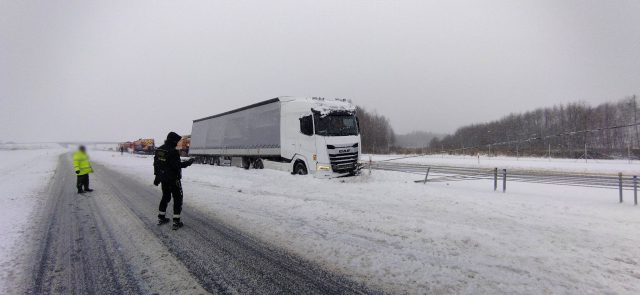 Ciężkie warunki do jazdy na drogach ekspresowych, „zakopują” się też pługi. Od rana doszło do kilku zdarzeń drogowych (zdjęcia)