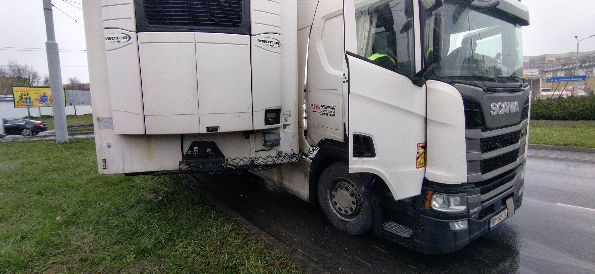 Na rondzie w Lublinie z ciągnika siodłowego odpięła się naczepa. Są duże utrudnienia w ruchu (zdjęcia)