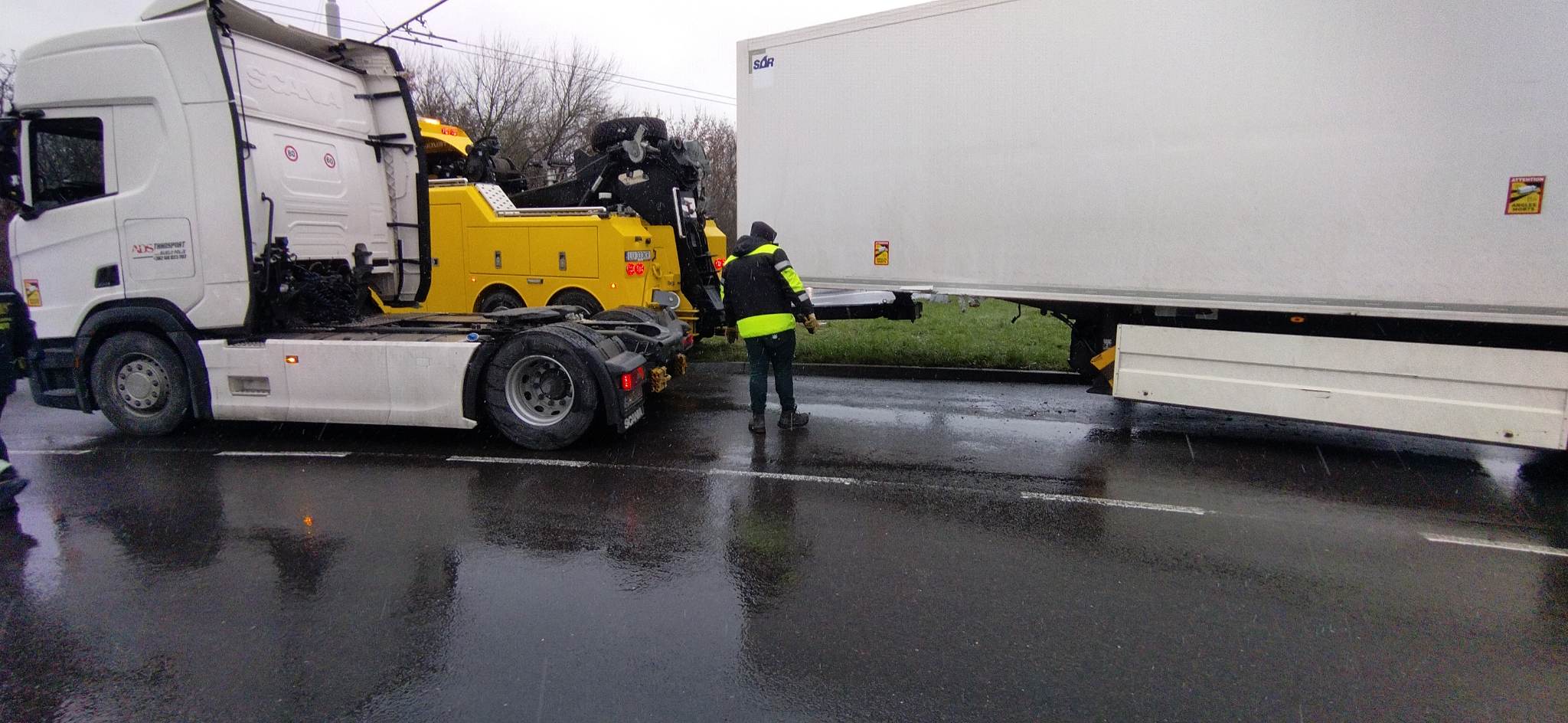 Na rondzie w Lublinie z ciągnika siodłowego odpięła się naczepa. Są duże utrudnienia w ruchu (zdjęcia)