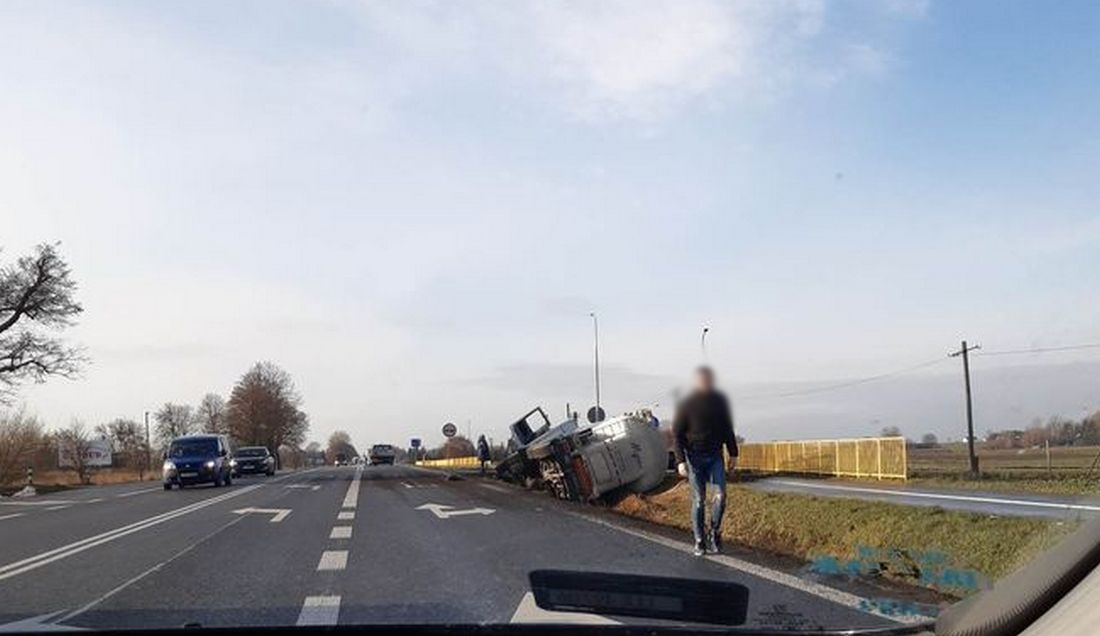 Na trasie Piaski – Chełm pojazd ciężarowy wypadł z drogi i przewrócił się (wideo, zdjęcia)