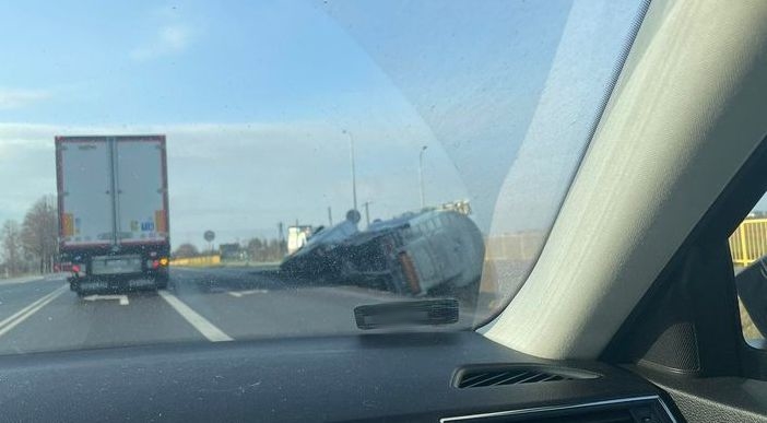 Na trasie Piaski – Chełm pojazd ciężarowy wypadł z drogi i przewrócił się (wideo, zdjęcia)