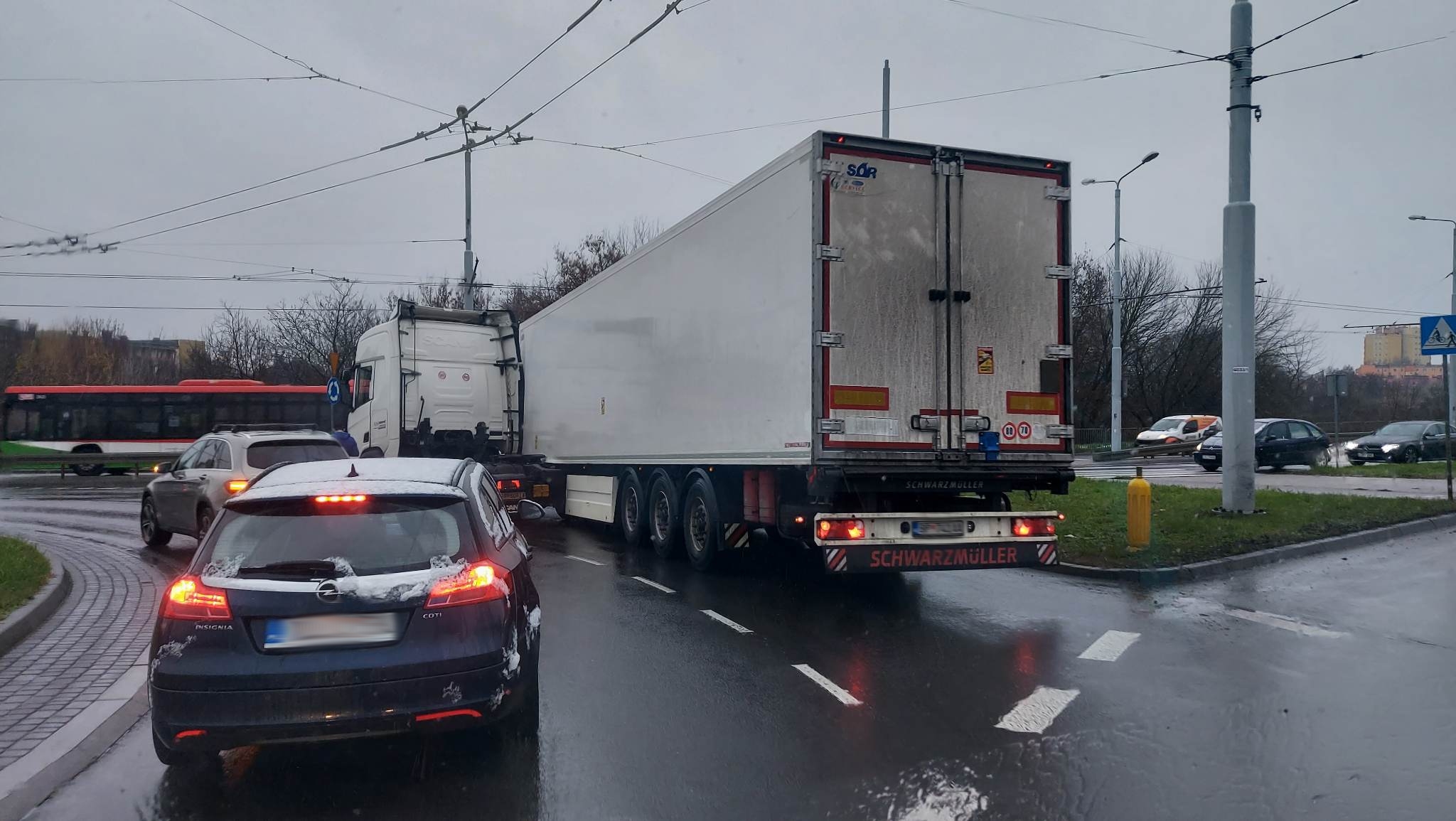 Na rondzie w Lublinie z ciągnika siodłowego odpięła się naczepa. Są duże utrudnienia w ruchu (zdjęcia)