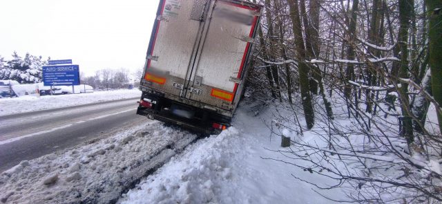 Trudne warunki do jazdy na drogach regionu. Kolizja w Lublinie, ciężarówka w rowie na drodze wojewódzkiej (zdjęcia)