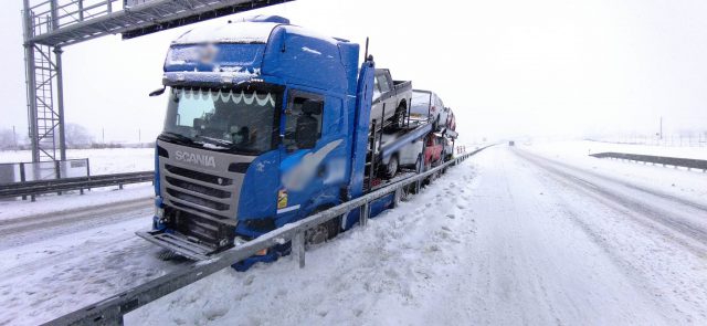 Na drodze S19 ciężarówka przewożąca samochody uderzyła w bariery energochłonne (zdjęcia)