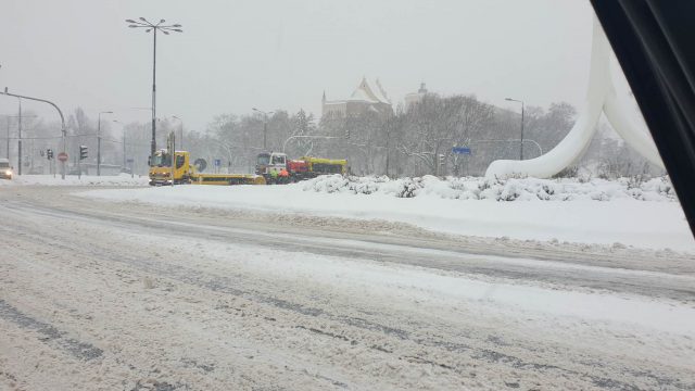 Fatalne warunki na drogach w regionie. Intensywne opady śniegu utrudniają jazdę, występują opóźnienia w kursowaniu komunikacji miejskiej (zdjęcia)