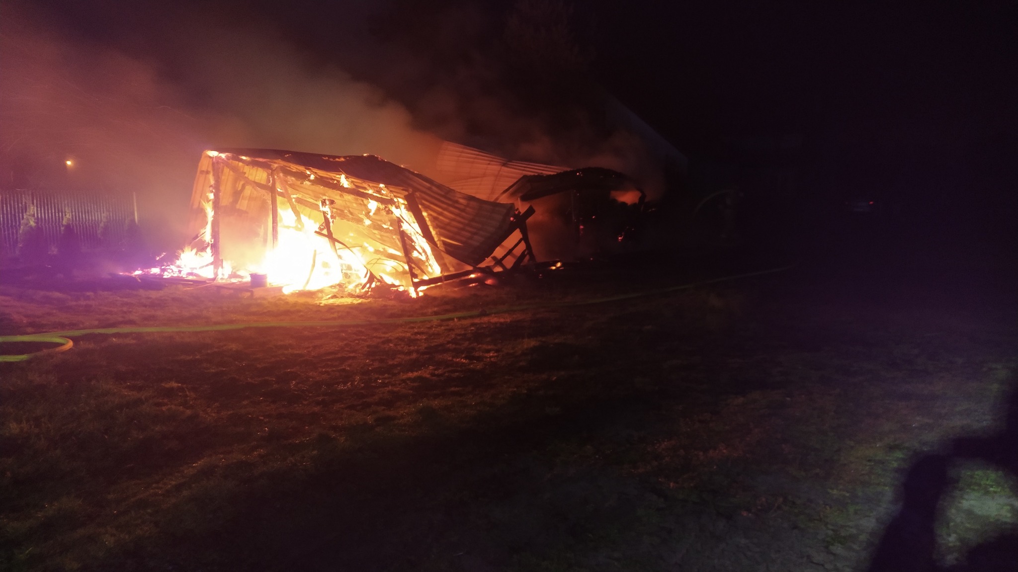 Nocny pożar wiaty garażowej. Z ogniem walczyły trzy zastępy strażaków (zdjęcia)