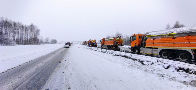 Ciężkie warunki do jazdy na drogach ekspresowych, „zakopują” się też pługi. Od rana doszło do kilku zdarzeń drogowych (zdjęcia)