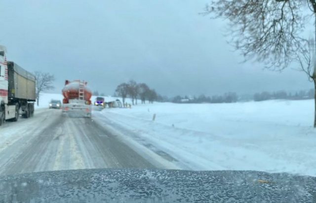 Dwie ciężarówki „zakopane” w śniegu na trasie Lublin – Lubartów. Utrudnienia w ruchu również na S12 i DK12 (zdjęcia)