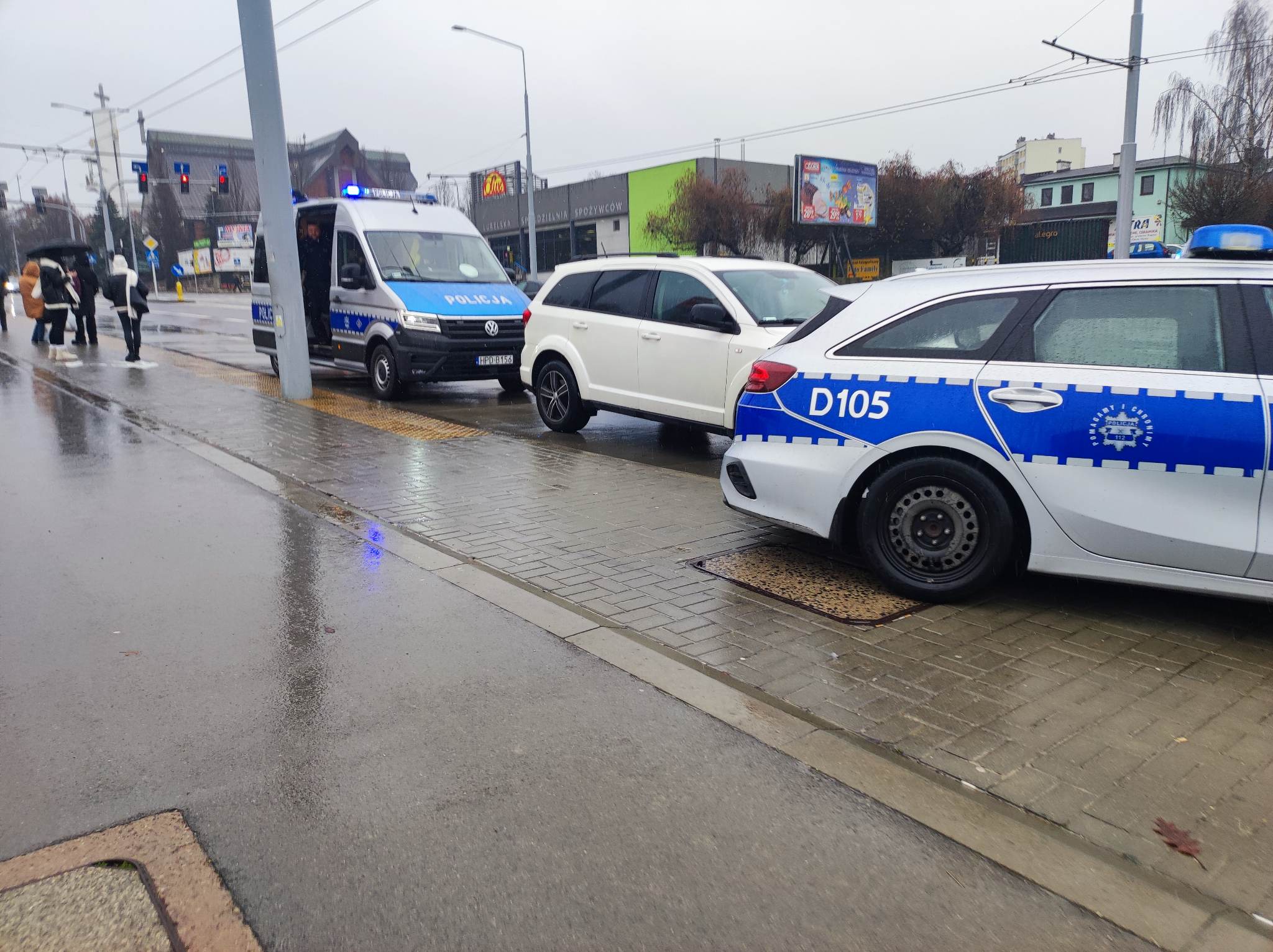 Przejechała po stopie pieszej, kobieta trafiła do szpitala (zdjęcia)