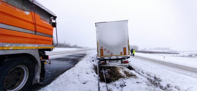 Ciężkie warunki do jazdy na drogach ekspresowych, „zakopują” się też pługi. Od rana doszło do kilku zdarzeń drogowych (zdjęcia)