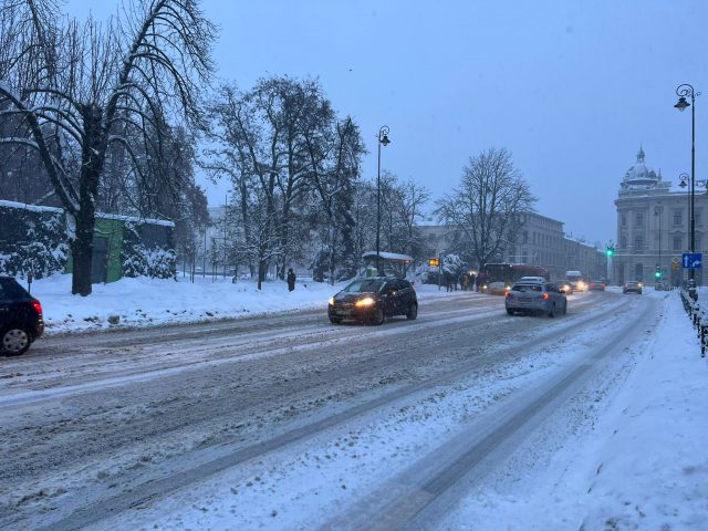 Fatalne warunki na drogach w regionie. Intensywne opady śniegu utrudniają jazdę, występują opóźnienia w kursowaniu komunikacji miejskiej (zdjęcia)