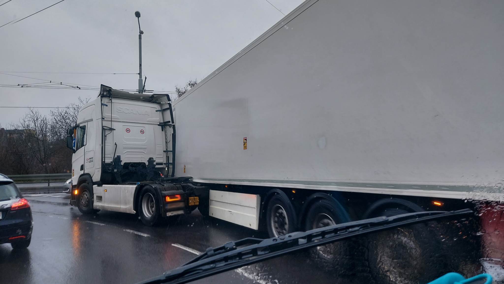 Na rondzie w Lublinie z ciągnika siodłowego odpięła się naczepa. Są duże utrudnienia w ruchu (zdjęcia)