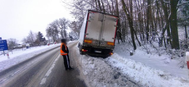 Trudne warunki do jazdy na drogach regionu. Kolizja w Lublinie, ciężarówka w rowie na drodze wojewódzkiej (zdjęcia)