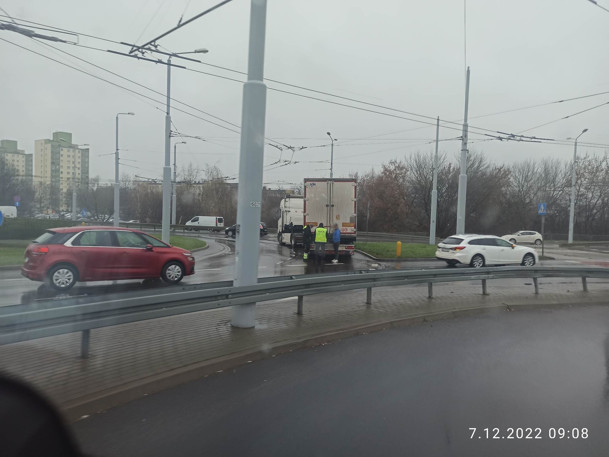 Na rondzie w Lublinie z ciągnika siodłowego odpięła się naczepa. Są duże utrudnienia w ruchu (zdjęcia)