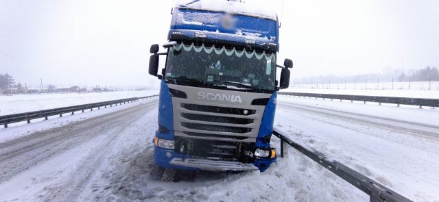 Na drodze S19 ciężarówka przewożąca samochody uderzyła w bariery energochłonne (zdjęcia)