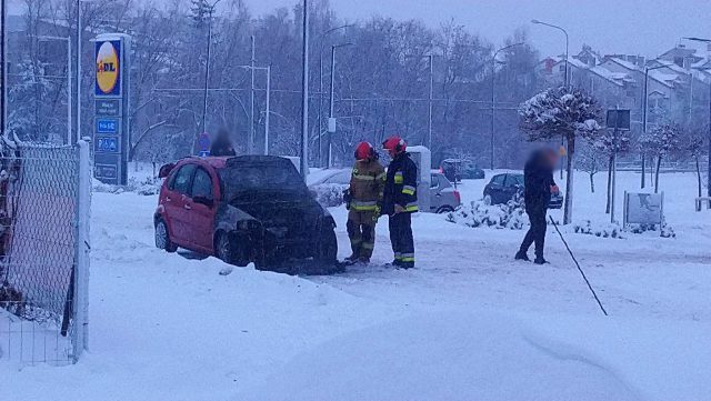 Pożar samochodu na sklepowym parkingu. Citroen częściowo spłonął (zdjęcia)