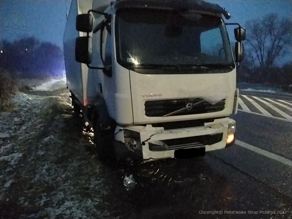 Poranne zderzenie ciężarówki z pojazdem osobowym na drodze krajowej nr 19 (zdjęcia)