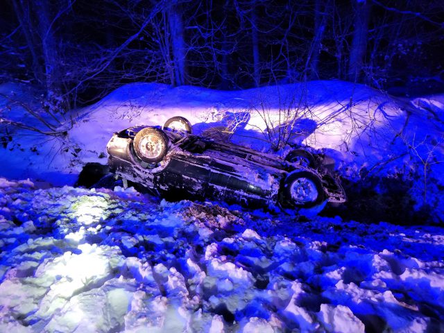 Audi wypadło z drogi i dachowało w rowie (zdjęcia)