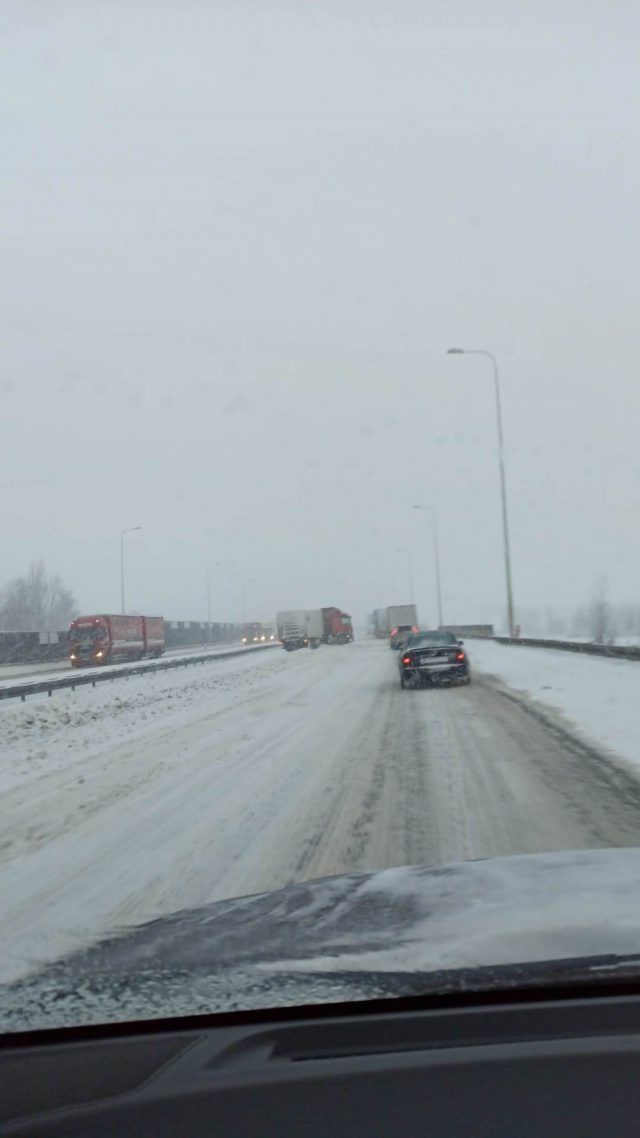 Fatalne warunki na drogach w regionie. Intensywne opady śniegu utrudniają jazdę, występują opóźnienia w kursowaniu komunikacji miejskiej (zdjęcia)