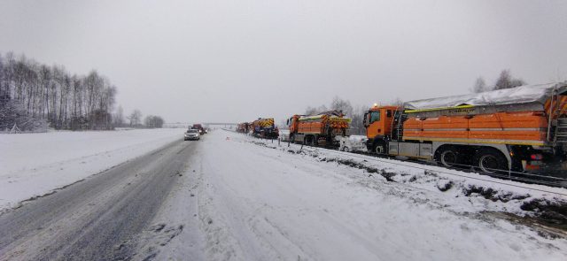 Ciężkie warunki do jazdy na drogach ekspresowych, „zakopują” się też pługi. Od rana doszło do kilku zdarzeń drogowych (zdjęcia)