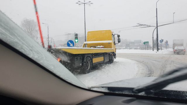 Fatalne warunki na drogach w regionie. Intensywne opady śniegu utrudniają jazdę, występują opóźnienia w kursowaniu komunikacji miejskiej (zdjęcia)