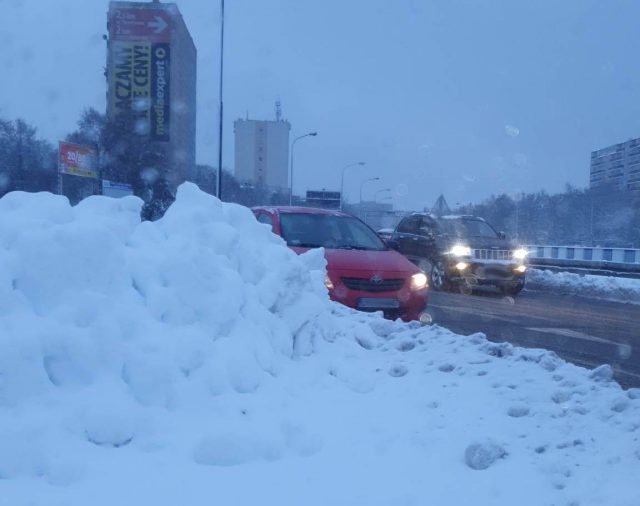 Drogi krajowe i wojewódzkie przejezdne. Fatalny stan odśnieżenia miejskich chodników i osiedlowych uliczek (zdjęcia)