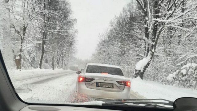 Dwie ciężarówki „zakopane” w śniegu na trasie Lublin – Lubartów. Utrudnienia w ruchu również na S12 i DK12 (zdjęcia)