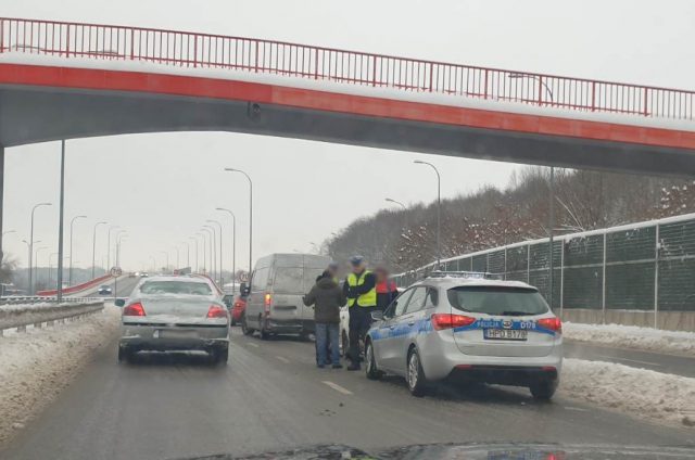 Trudne warunki do jazdy na drogach regionu. Kolizja w Lublinie, ciężarówka w rowie na drodze wojewódzkiej (zdjęcia)