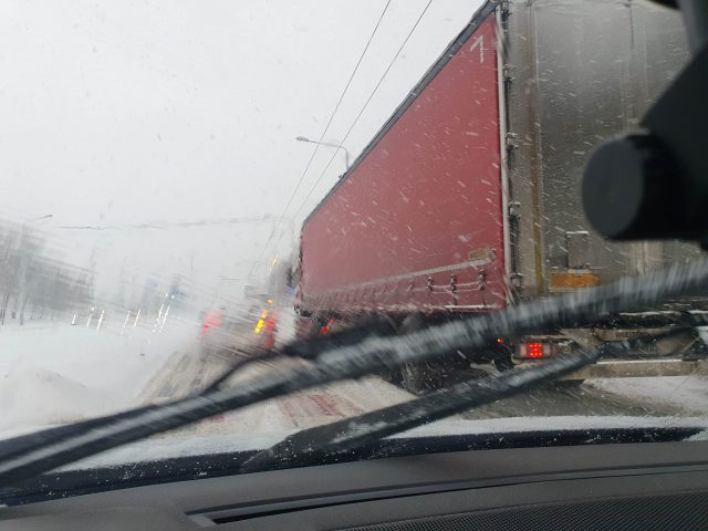 Fatalne warunki na drogach w regionie. Intensywne opady śniegu utrudniają jazdę, występują opóźnienia w kursowaniu komunikacji miejskiej (zdjęcia)