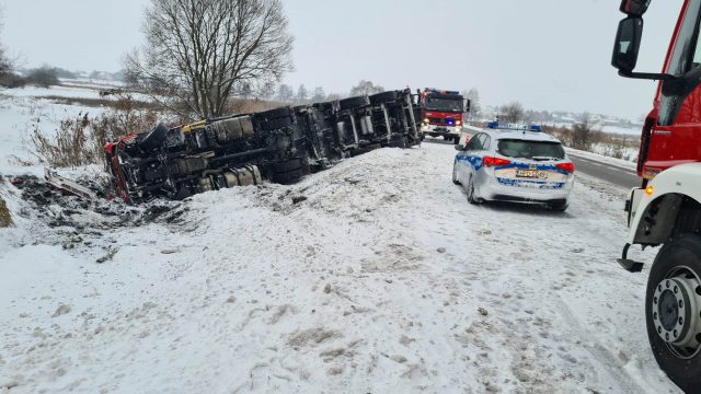 Na drodze krajowej nr 19 przewrócił się pojazd ciężarowy. Lokalnie występują paraliż komunikacyjny (zdjęcia)