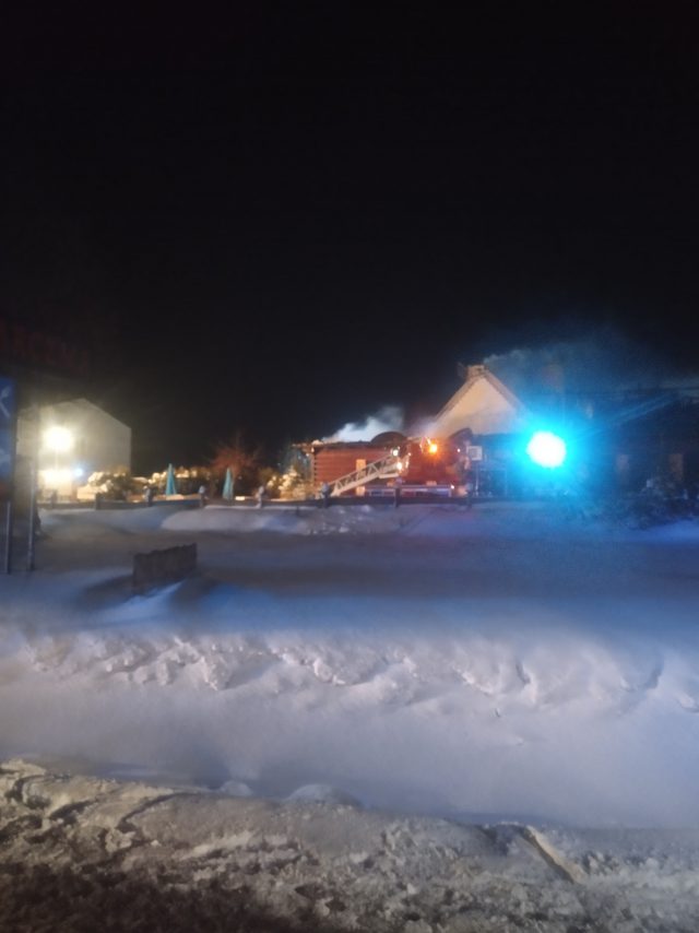 Nocny pożar karczmy Malinowa Spiżarnia. Z ogniem walczyło kilkudziesięciu strażaków (zdjęcia)