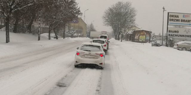 Na drodze krajowej nr 19 przewrócił się pojazd ciężarowy. Lokalnie występują paraliż komunikacyjny (zdjęcia)