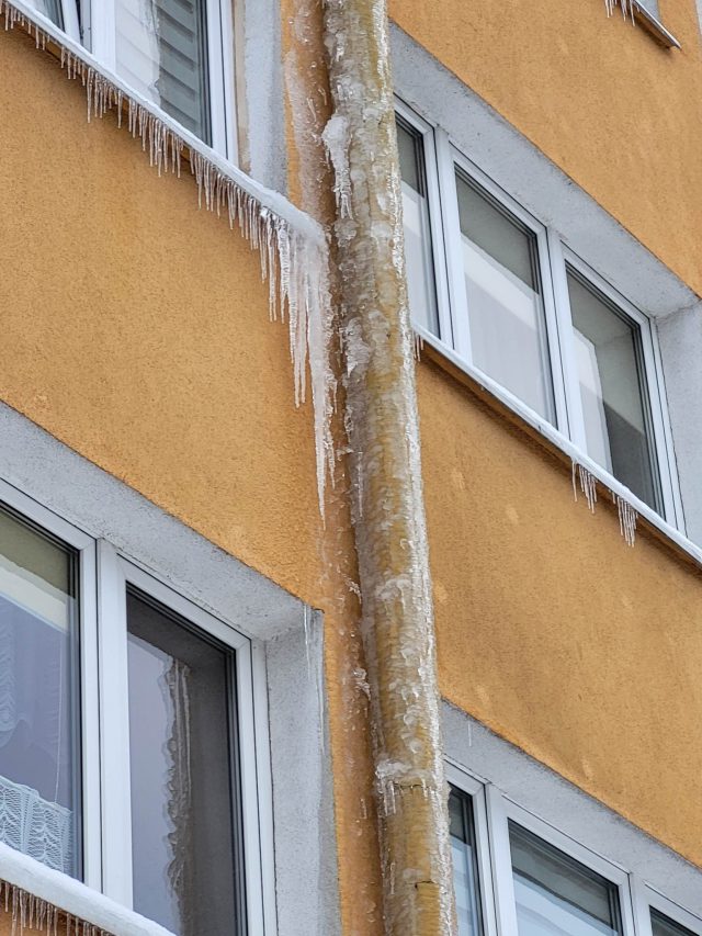 Sople i ciężki śnieg stwarzają ogromne zagrożenie dla zdrowia i życia. Ruszyły akcje odśnieżania dachów (zdjęcia)