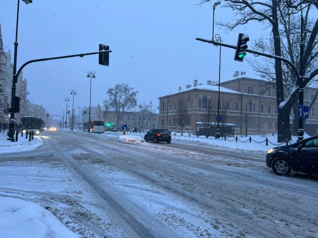 Fatalne warunki na drogach w regionie. Intensywne opady śniegu utrudniają jazdę, występują opóźnienia w kursowaniu komunikacji miejskiej (zdjęcia)