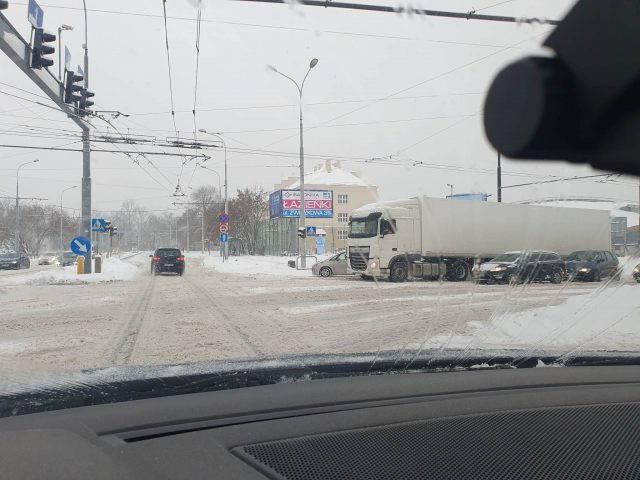 Na drodze krajowej nr 19 przewrócił się pojazd ciężarowy. Lokalnie występują paraliż komunikacyjny (zdjęcia)