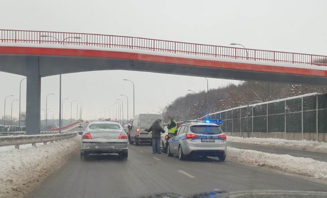 Trudne warunki do jazdy na drogach regionu. Kolizja w Lublinie, ciężarówka w rowie na drodze wojewódzkiej (zdjęcia)