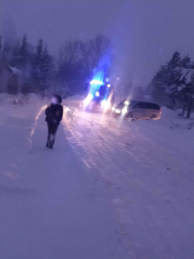 Autobus szkolny ugrzązł w śniegu. Interweniowali strażacy (zdjęcia)