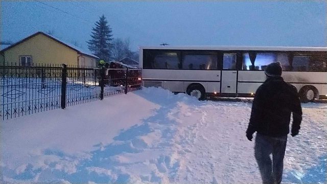 Autobus szkolny ugrzązł w śniegu. Interweniowali strażacy (zdjęcia)
