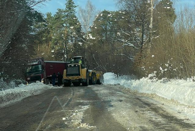 Droga wojewódzka zablokowana, ciężarówka stoi w poprzek jezdni (zdjęcia)