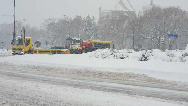 Fatalne warunki na drogach w regionie. Intensywne opady śniegu utrudniają jazdę, występują opóźnienia w kursowaniu komunikacji miejskiej (zdjęcia)